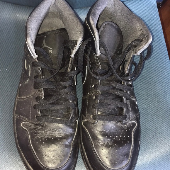 Air Jordan 1s Mid Men Shoes - Picture 4 of 4